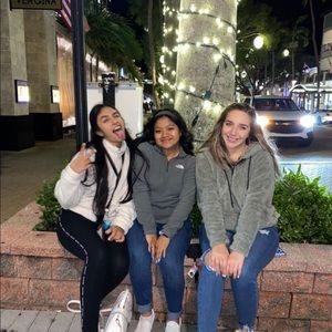 Meet your Posher, Petrona